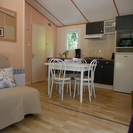 Onlycamp Le Pre Kamp alanı Montaigut-le-Blanc (Puy-de-Dome)